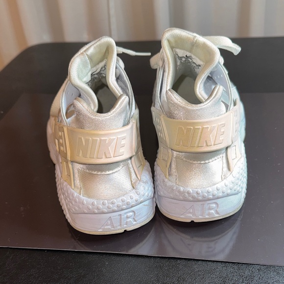 Nike Air Huarache Triple White Sneakers All White Low Top Running Shoes Size 9.5 - Picture 4 of 9